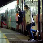 Una viajera sale del metro en Barcelona