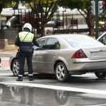 Varios policías municipales controlan los puntos estratégicos de Murcia con el fin de vigilar el cumplimiento del confinamiento decretado por el gobierno de España debido a la crisis del coronavirus