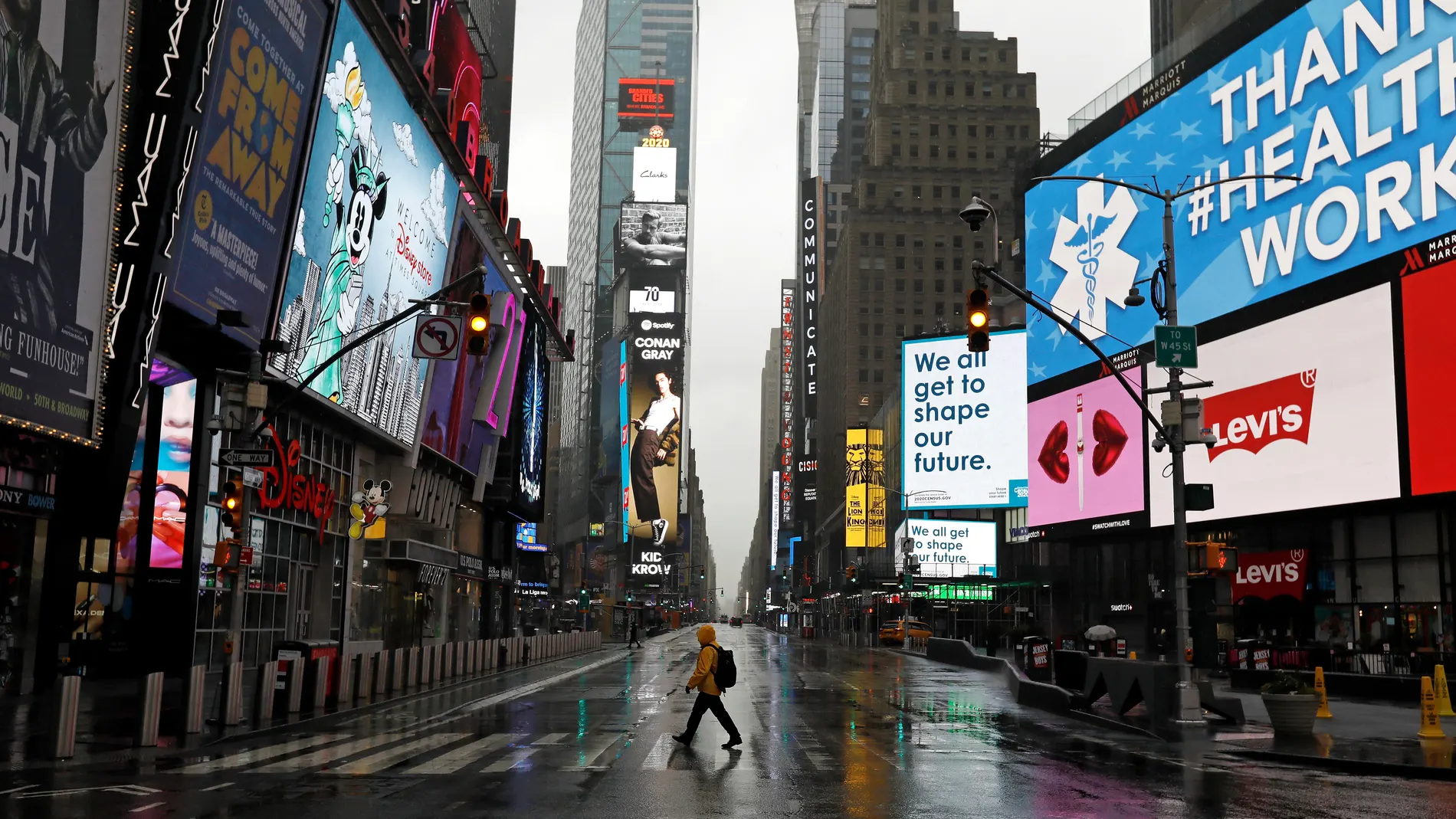 Un peatón cruza por Times Square en Nueva York