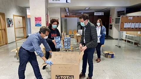La Junta distribuye 15.000 mascarillas y 8.766 guantes a las residencias de mayores y de personas con discapacidad de Valladolid. El delegado territorial de la Junta, Augusto Cobos, hace entrega del material al presidente de la Diputación de Valladolid, Conrado Íscar