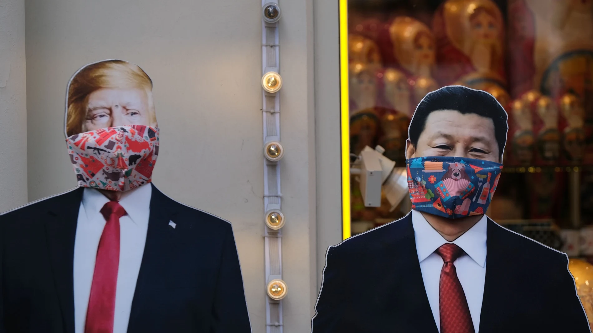 Donald Trump y Xi Jinping con mascarillas, cerca de una tienda de souvenirs en Moscú