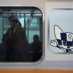 Un tren en Tokio con el logotipo de una de las mascotas de los Juegos