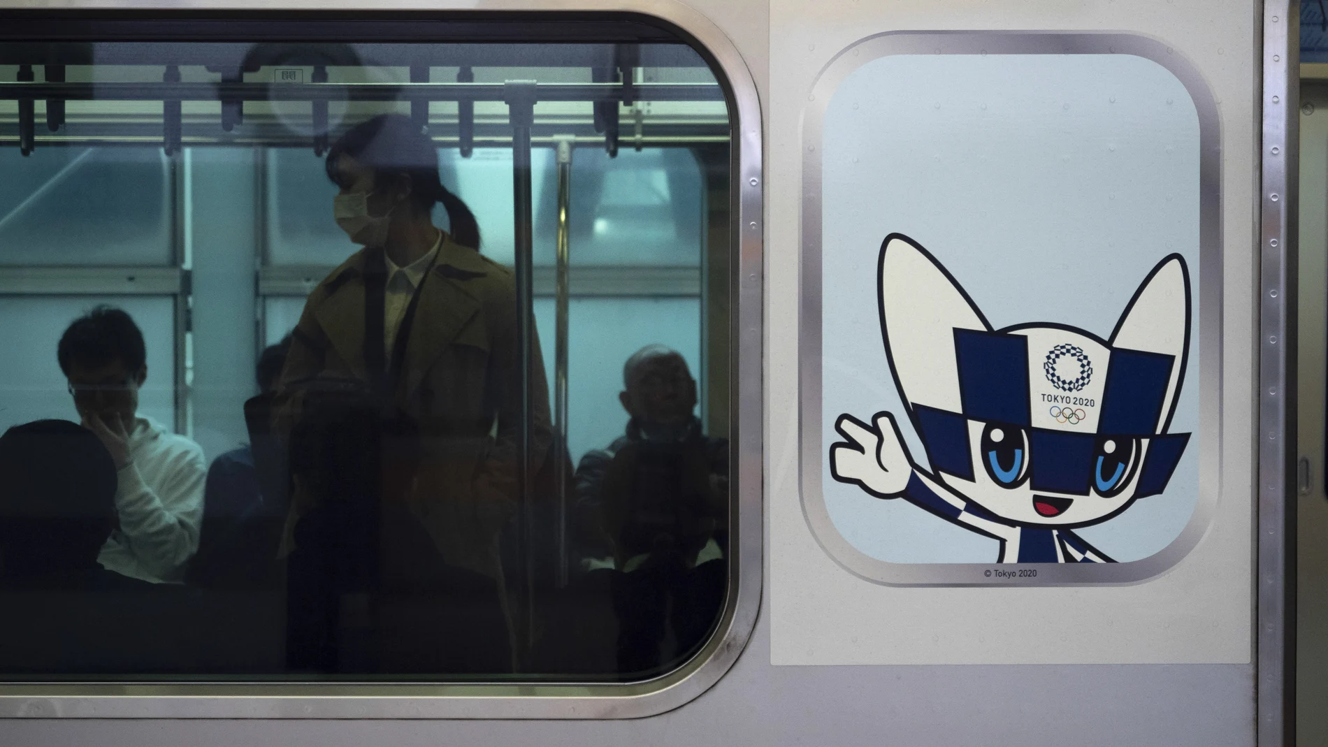 Un tren en Tokio con el logotipo de una de las mascotas de los Juegos