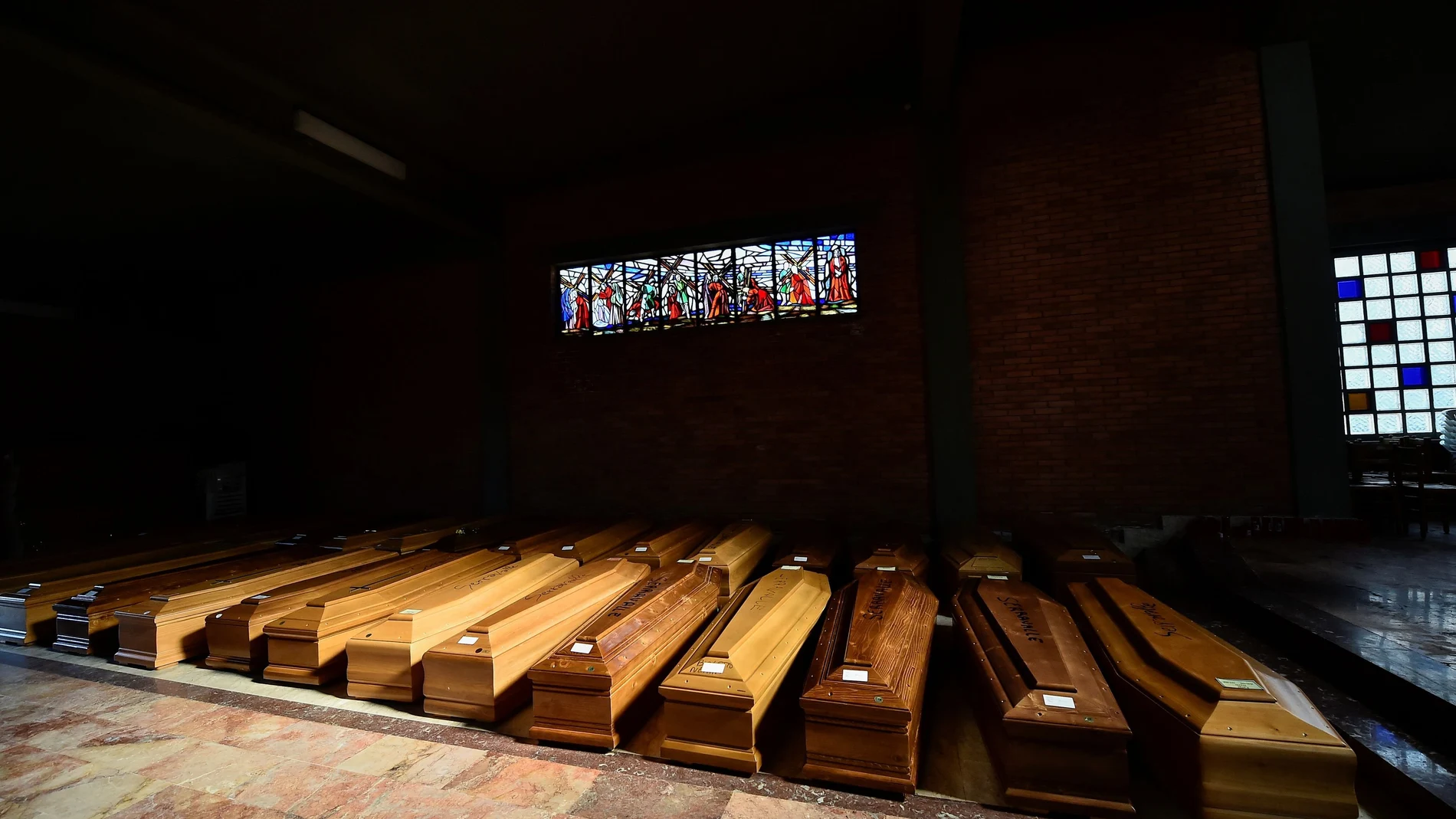Ataúdes acumulados de víctimas en la Iglesia de Serravalle Scrivia,en el norte de Italia
