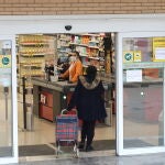 Una mujer entra a hacer la compra a un supermercado en plena crisis sanitaria por coronavirus donde los españoles llevan confinados en sus hogares más de una semana y la gran mayoría de establecimientos que no son de primera necesidad permanecen cerrados, en Madrid (España), a 23 de marzo de 2020.23 MARZO 2020;CORONAVIRUS;VIRUS;SUPERMERCADOMarta Fernández Jara / Europa Press23/03/2020