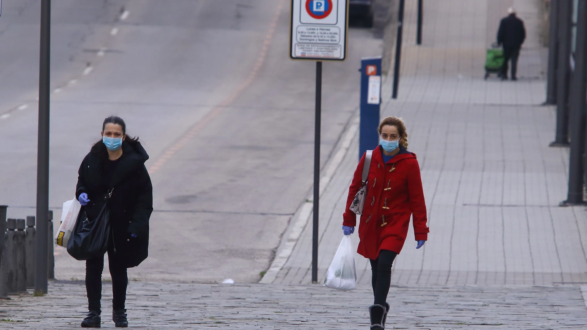 Dos mujeres en las calles desiertas de Ponferrada