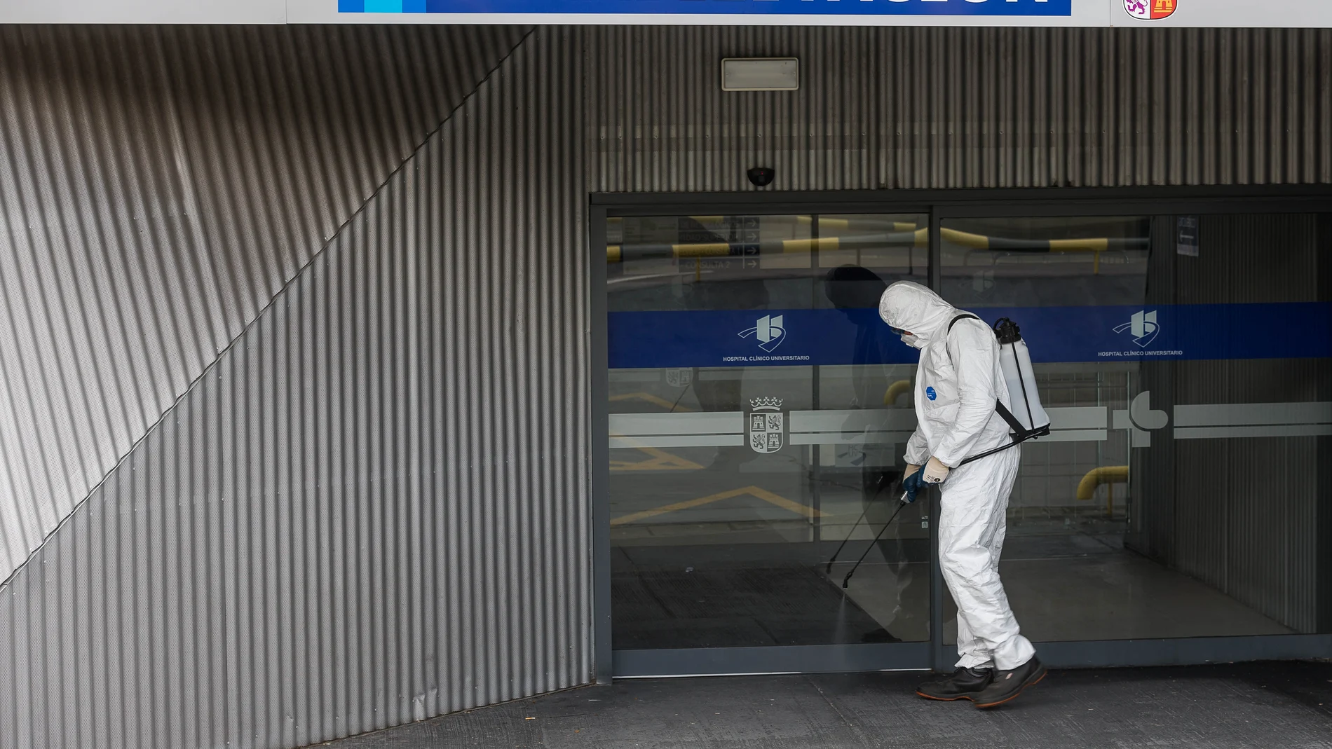 Un trabajador del Hospital Clínico de Valladolid realiza labores de desinfección en algunas zonas del hospital debido a la pandemia por el coronavirus Covid-19.