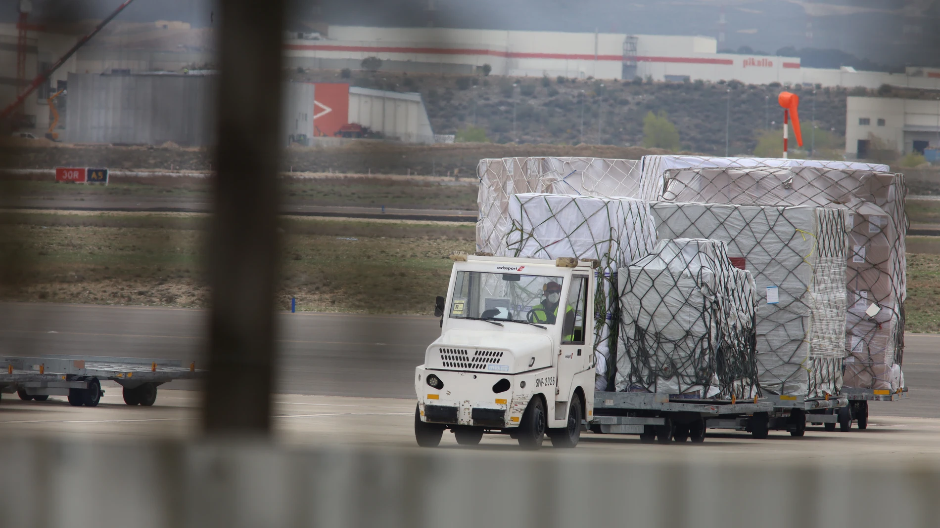 Llegada al Aeropuerto de Zaragoza un avión de China con cargamento de material sanitario donado por Inditex.