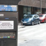 Cartel en un parquímetro el que se indica la suspensión temporal del servicio SER