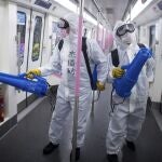 Operarios desinfectan un vagón de metro de Wuhan antes de su su reapertura/AP