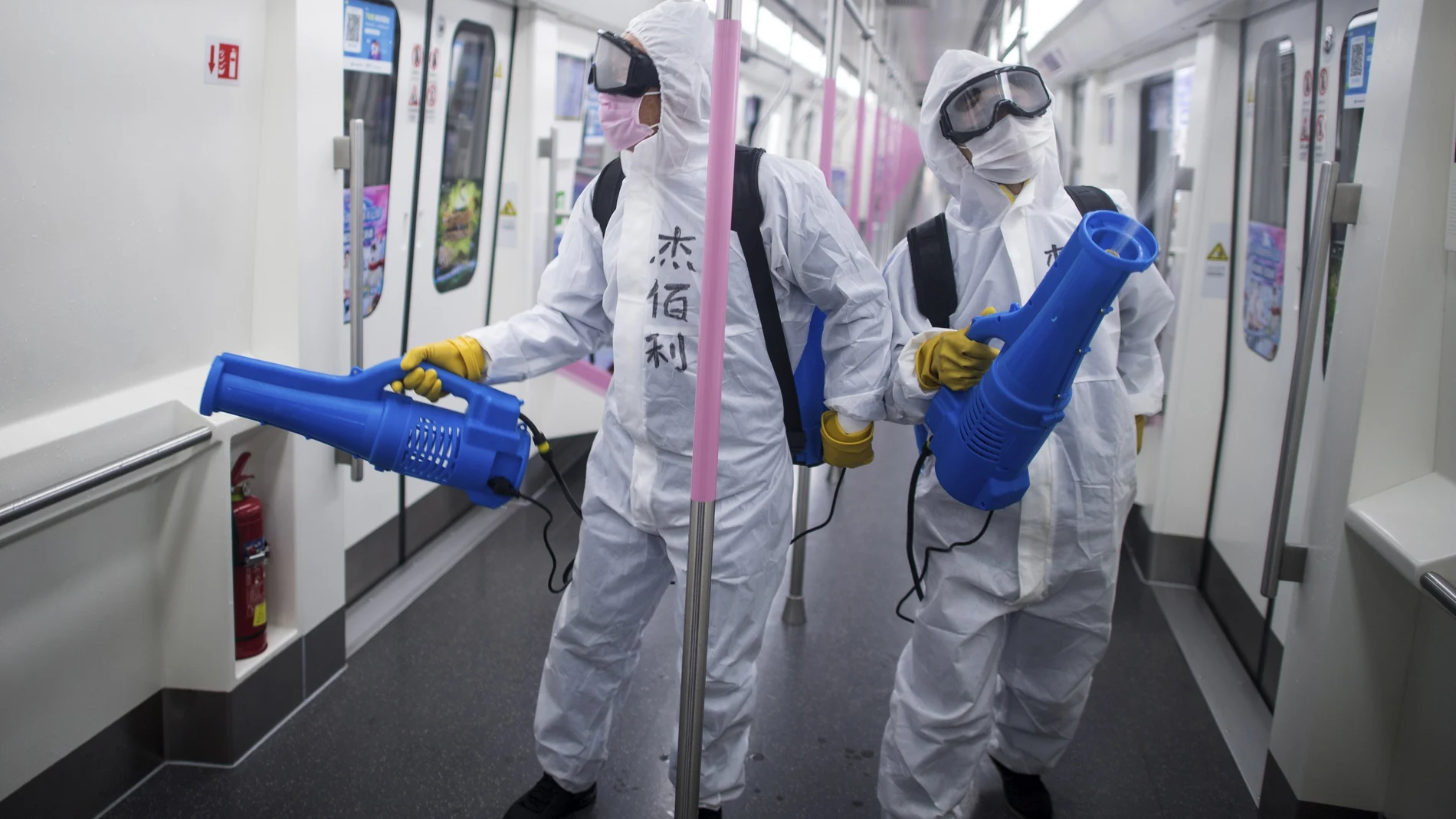 Operarios desinfectan un vagón de metro de Wuhan antes de su su reapertura/AP