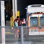Una ambulancia traslada a enfermos de coronavirus de un crucero en Italia