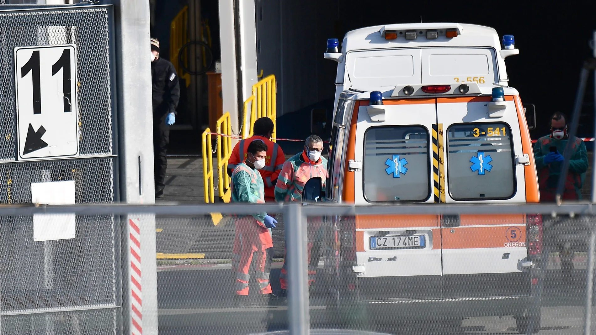 Una ambulancia traslada a enfermos de coronavirus de un crucero en Italia