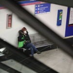Una mujer protegida con mascarilla hace uso del metro de la estación de Nuevos Ministerios que a partir de hoy junto al resto de estaciones de la capital, martes 24 de marzo, cerrará sus puertas a las 24 horas y no a la 01.30 horas como hacía con anterioridad para evitar desplazamientos debido a la crisis del coronavirus, en Madrid (España), a 24 de marzo de 2020.24 MARZO 2020;METRO DE MADRID;CORONAVIRUS;VIRUSMarta Fernández Jara / Europa Press24/03/2020