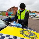Un agente de la Policía Local de Valencia protegido con una mascarilla en un control policial