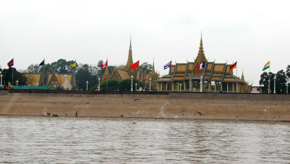 El palacio real de Camboya, a las orillas del Mekong, hace sombra a la realidad más dura de sus ciudadanos.