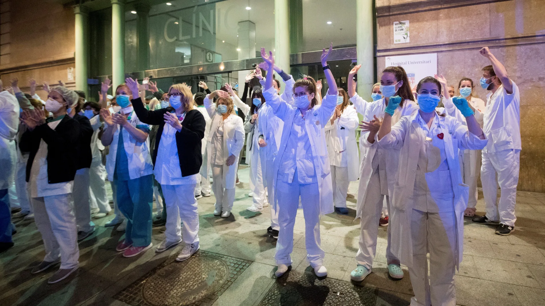 Aplausos a los sanitarios en Barcelona