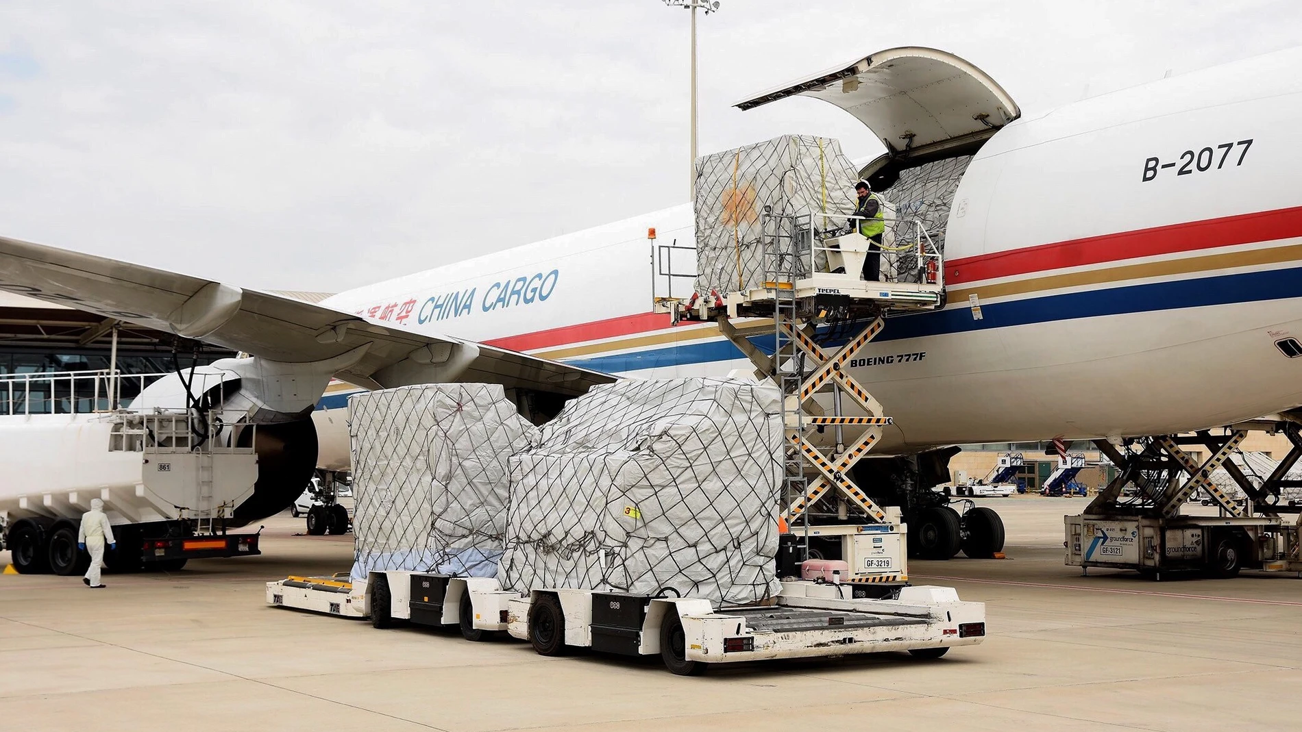 Llega un avión de China con 6 toneladas de mascarillas para Castilla y León