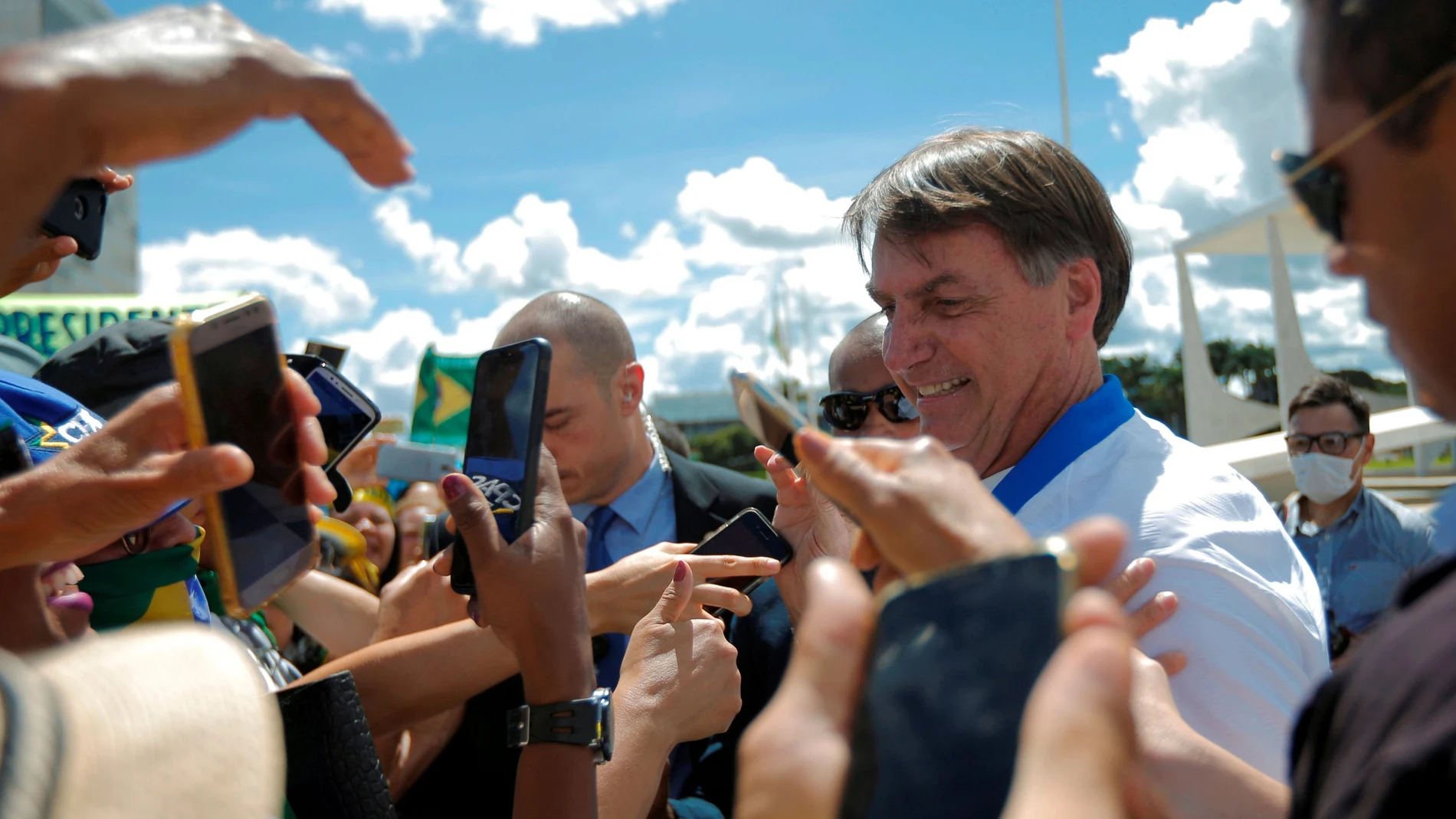 Bolsonaro saluda a sus seguidores durante el coronavirus