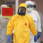 El presidente ruso, embutido en un traje amarillo, visita un hospital de infectados de Covid-19 en Moscú/EPA