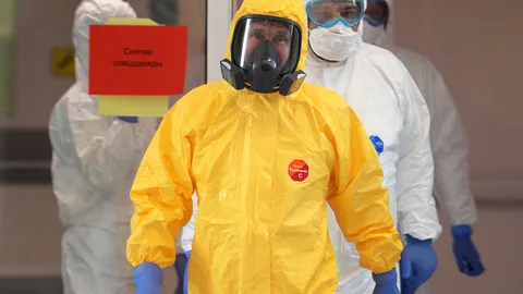El presidente ruso, embutido en un traje amarillo, visita un hospital de infectados de Covid-19 en Moscú/EPA