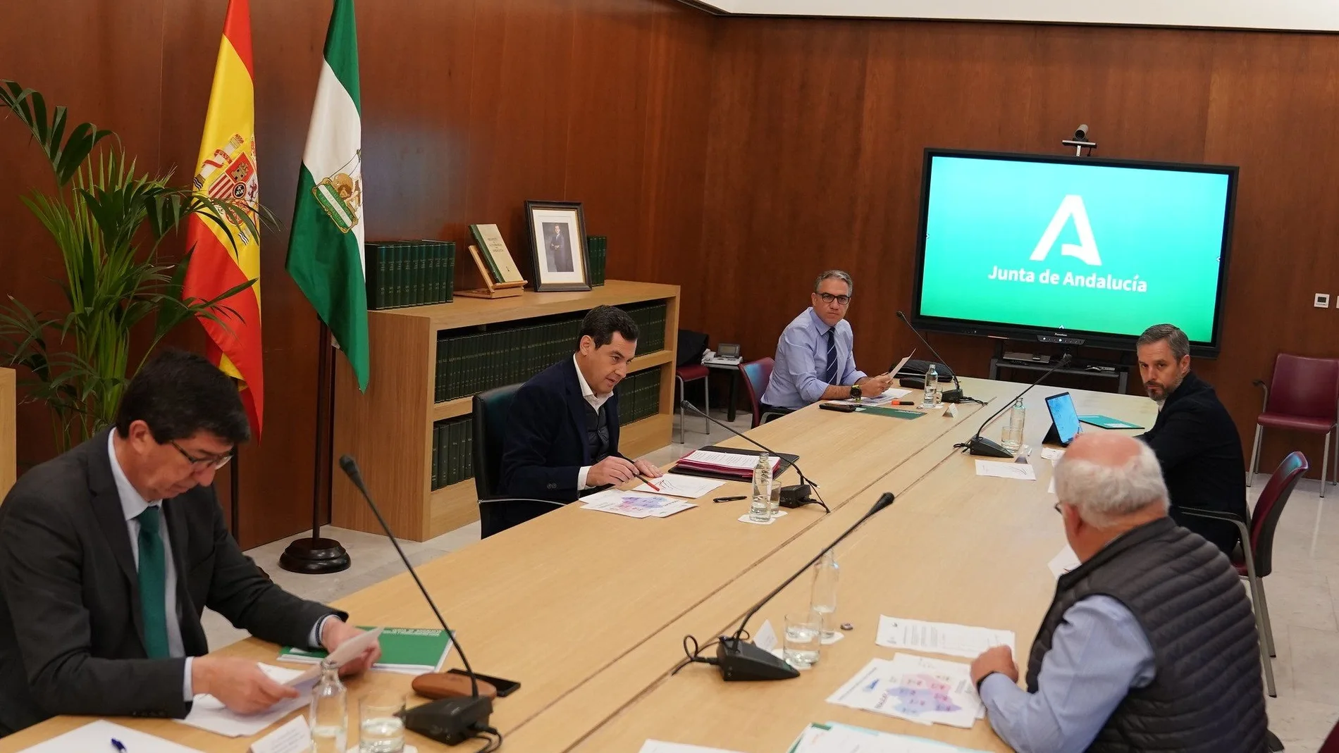 Fotografía facilitada por la Junta de Andalucía de su presidente, Juanma Moreno, junto al vicepresidente, Juan Marín, y los consejeros de Presidencia, Hacienda y Salud, Elías Bendodo, Juan Bravo y Jesús Aguirre, respectivamente, durante la reunión del gabinete de crisis de hoy