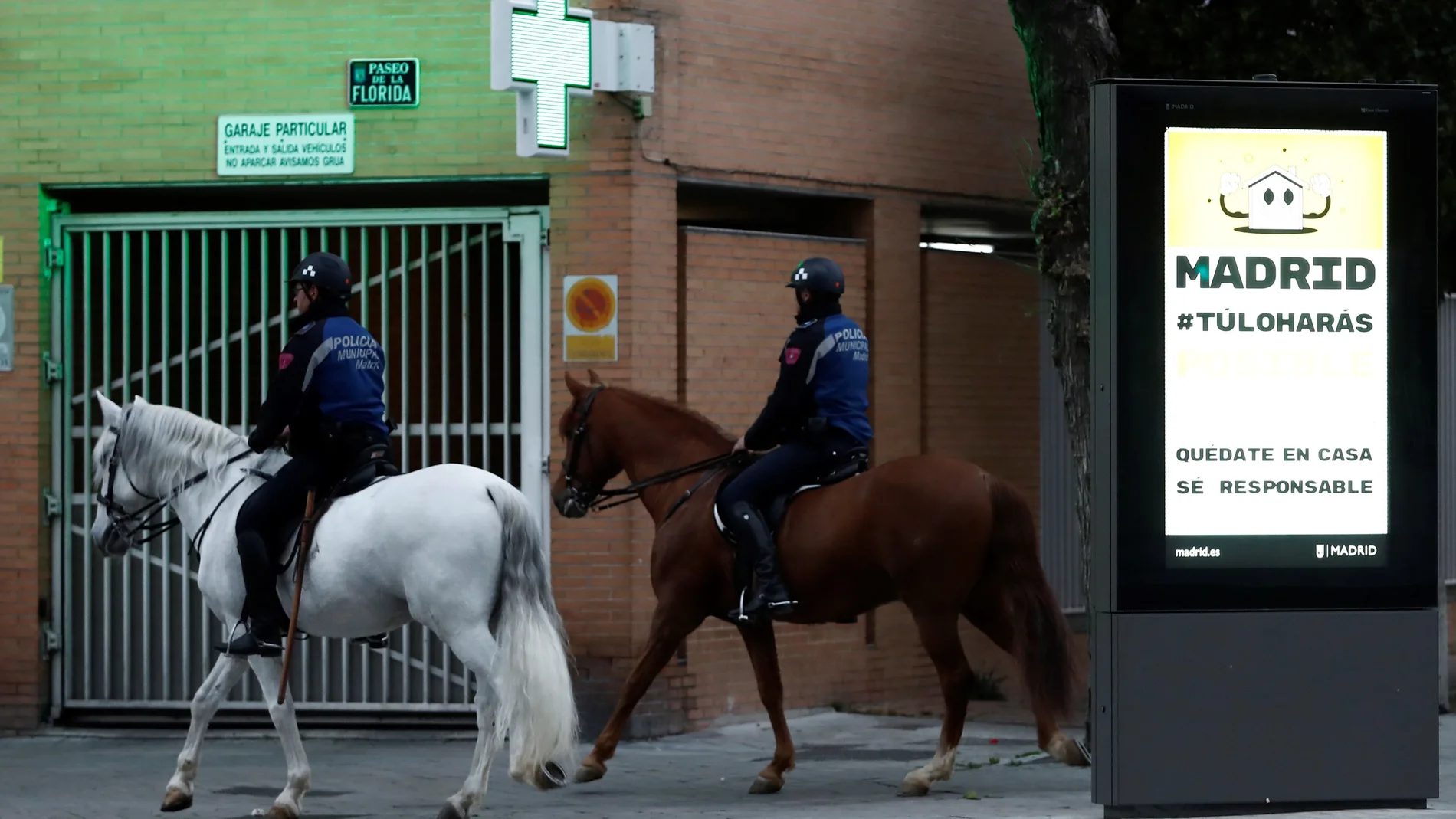 Dos policías a caballo este martes en una calle de Madrid durante el estado de alarma decretado a causa de la pandemia de coronavirus. EFE/ Mariscal