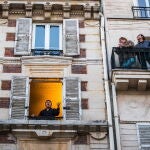 El tenor Stephane Senechal canta desde su ventana en su confinamiento en París