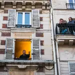 El tenor Stephane Senechal canta desde su ventana en su confinamiento en  París