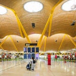 Una turista observa hace unas semanas los paneles de la Terminal 4 del Aeropuerto Adolfo Suárez-Madrid Barajas sin apenas vuelos