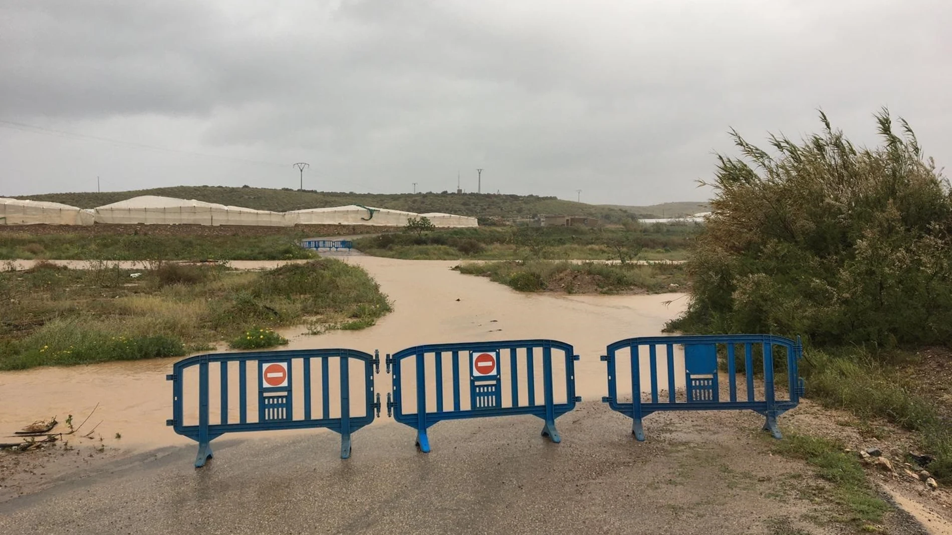 Las lluvias obligan a cerrar dos calles en Mazarrón (Murcia)