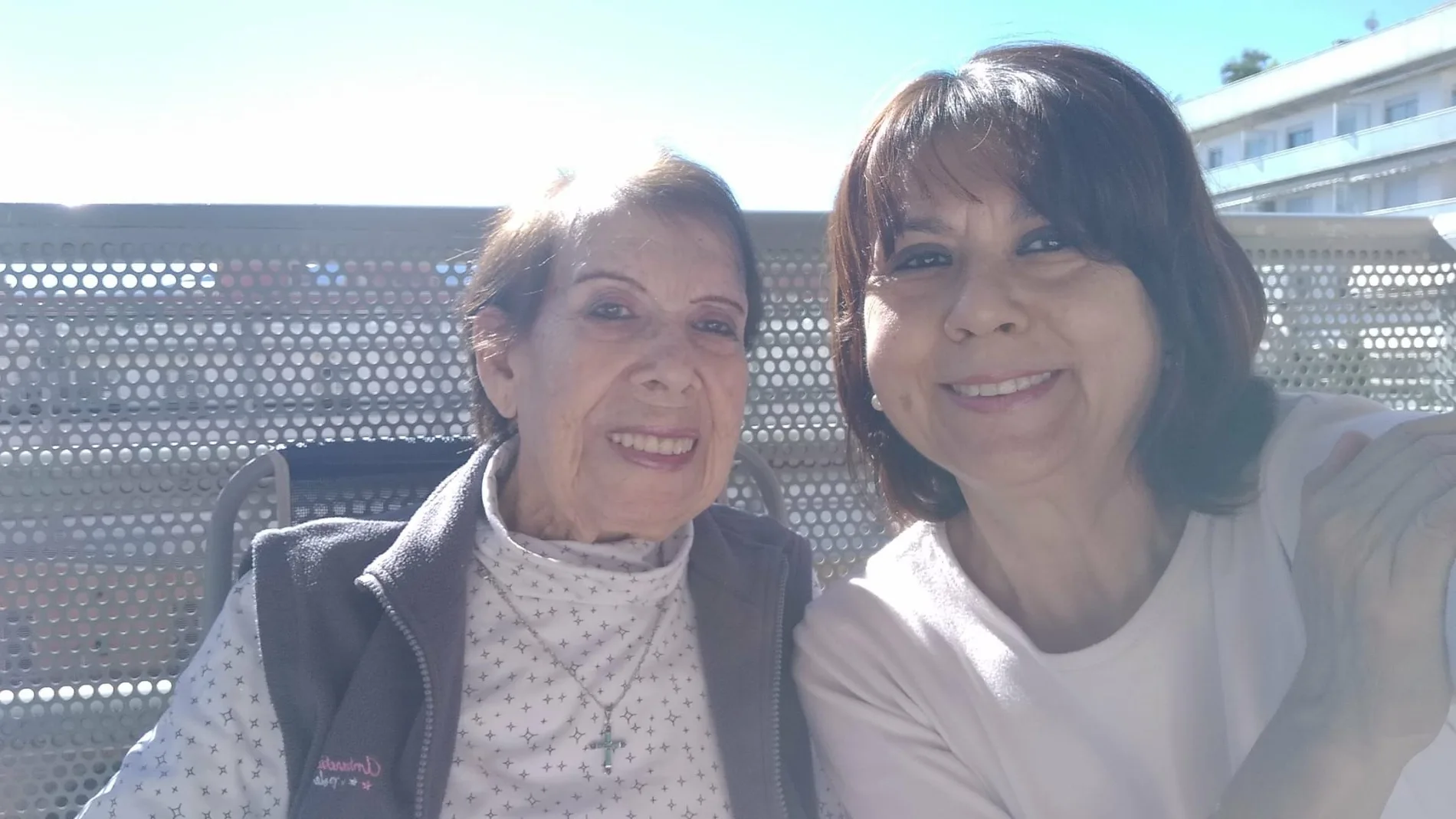 Isabel Pomares y su madre, en la residencia "El Balcón de la Zubia", en Granada