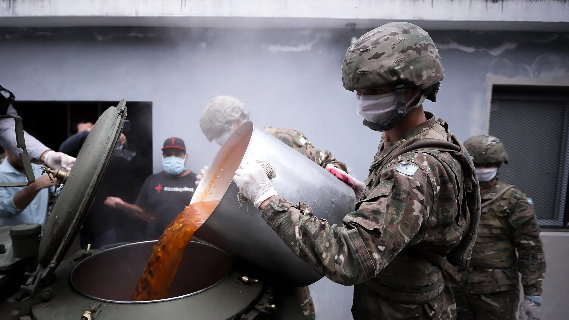 Soldados del Ejército distribuyen alimentos en barrios pobres del Gran Buenos Aires.