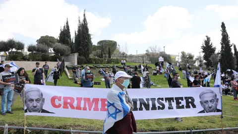 Activistas de izquierdas protestan frente al Parlamento israelí, en Jerusalén