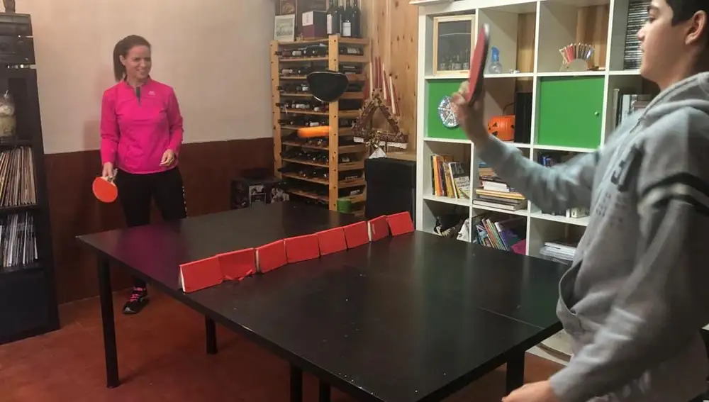 Ana Carlota Amigo, portavoz de Ciudadanos en las Cortes, juega al tenis de mesa con su hijo en el garaje de su casa en León