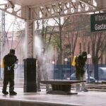Efectivos de la UME desinfectan la estación de tren de Vitoria