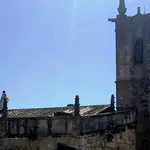  El párroco de Arroyo de la Luz (Cáceres) que bendice al pueblo desde el tejado de la Iglesia