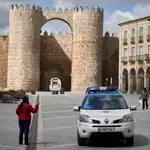 Agentes de la policía local por las calles de Ávila
