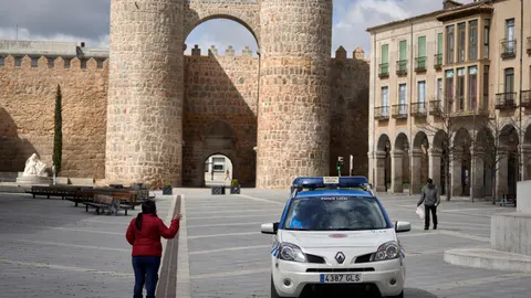 Agentes de la policía local por las calles de Ávila