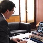 El vicepresidente andaluz, durante una reunión telemática