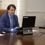 El presidente de Castilla y León, Alfonso Fernández Mañueco, durante la videoconferencia con los miembros del Diálogo Social