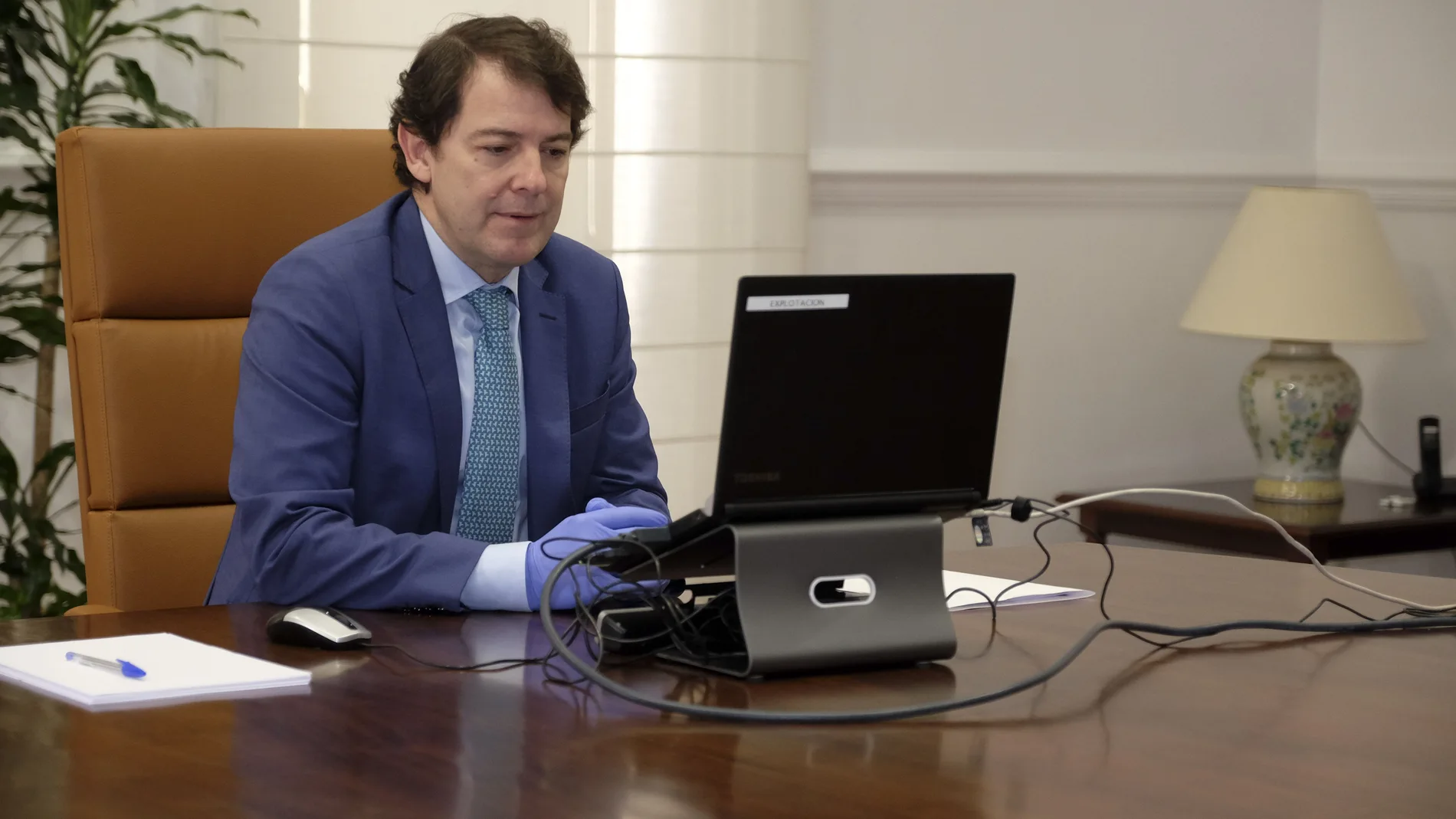 El presidente de Castilla y León, Alfonso Fernández Mañueco, durante la videoconferencia con los miembros del Diálogo Social