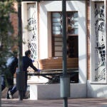 Dos trabajadores introducen un ataúd por las instalaciones de la funeraria municipal de Madrid el pasado marzo