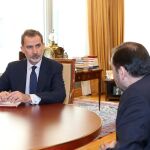 Felipe VI con el ministro de Transportes Ábalos