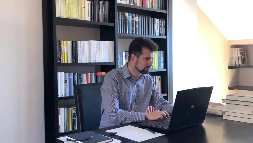 El secretario regional del PSOE y portavoz socialista en las Cortes, Luis Tudanca, trabajando desde su casa de Burgos