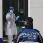 Sanitarios y policías están entre los trabajadores esenciales