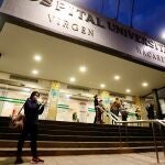 Familiares de pacientes ingresados en la puerta del Hospital Universitario Virgen Macarena de Sevilla