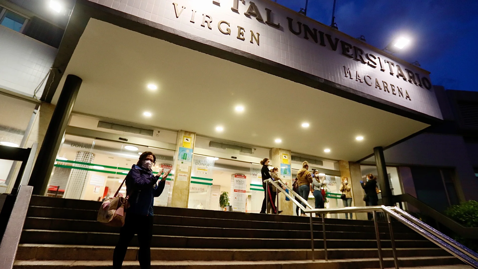 Aplausos para el personal sanitario del Hospital Universitario Virgen Macarena de Sevilla