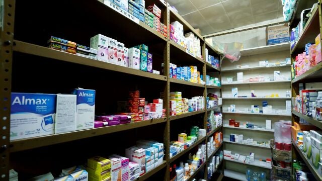 Se permite de forma excepcional y mientras dure el Estado de Alarma a las comunidades autónomas a autorizar la dispensación de fármacos hospitalarios fuera del hospital a pacientes no ingresados