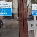 Un cartel informa del cierre temporal de una tienda de Decathlon. Cada vez son más las empresas españolas que presentan ERTES con motivo de la crisis sanitaria.